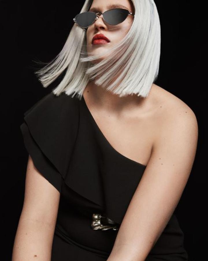 Vestido asimétrico con volante (49,99 euros).