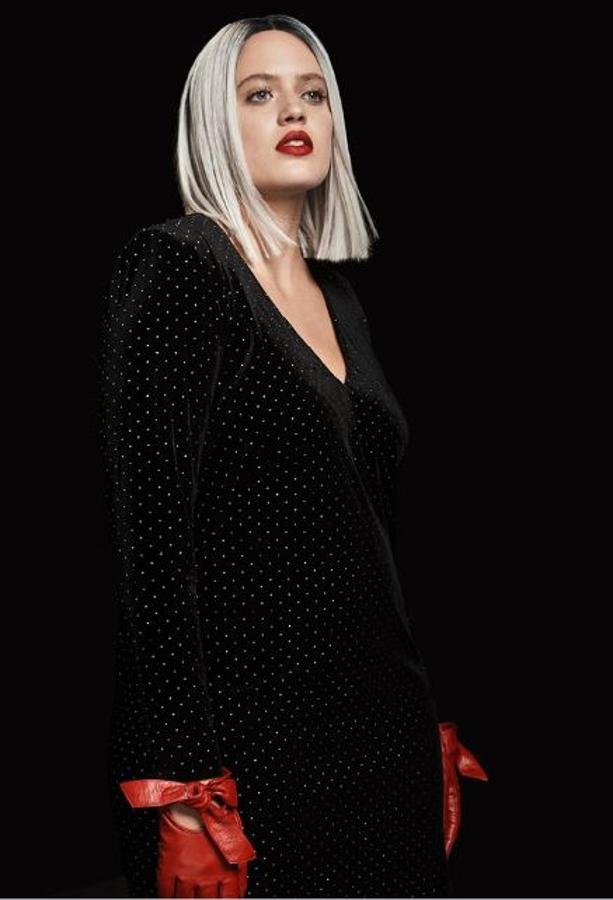 Vestido mini de terciopelo con aplicaciones metálicas (69,99 euros).