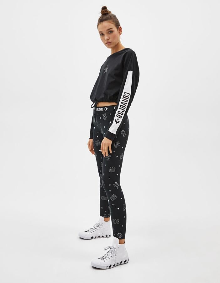 Con cuello redondo, manga con banda lateral de estrellas y logo y cordón ajustable en el bajo. Lleva una estrella estampada en la parte delantera (45 euros).