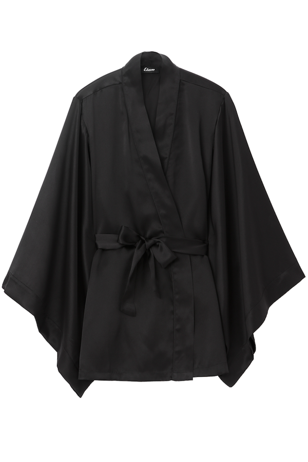 Para las amantes del negro, un quimono que pueden combinar con todo.