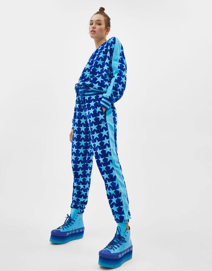 Sudadera y "jogger" con estampado de estrellas y banda lateral a contraste en mangas y pernera y zapatillas con plataforma (75+70+94,99 euros).