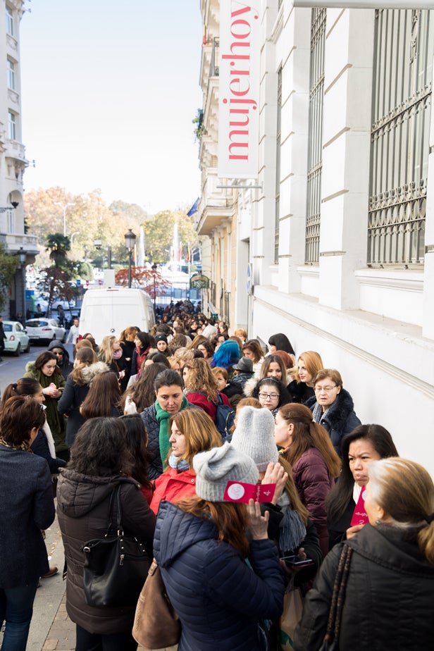 El Beauty Day de Mujerhoy 2018 fue todo un éxito. Así se veía la entrada en el Palacio de Neptuno antes de abrir las puertas a todos los asistentes. Algunas confesaron que hicieron cola toda la mañana.