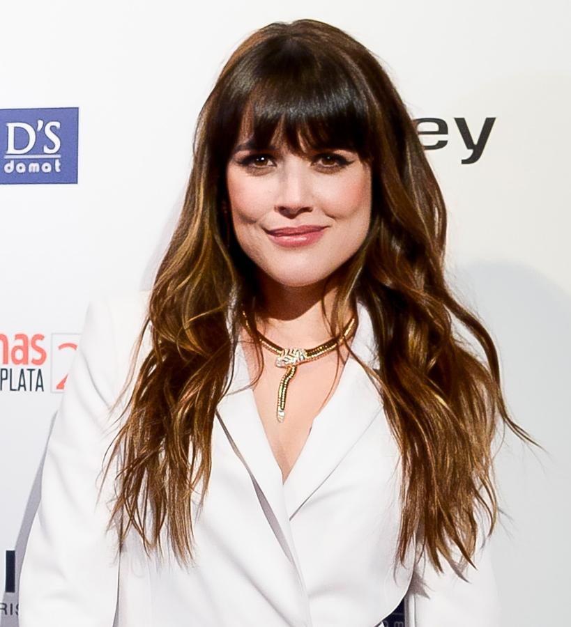 Gisele Bündchen siempre ha dicho que el truco de sus ondas perfectas es dormir con dos trenzas. Después de lavarte la cabeza sécala con el secador y, cuando aún quede un pelín de humedad, hazte dos trenzas que no estén demasiado tirantes. A la mañana siguiente aplícate un texturizador y pasa la plancha en los mechones de arriba. Lucirás un peinado igualito que el de Adriana Ugarte.