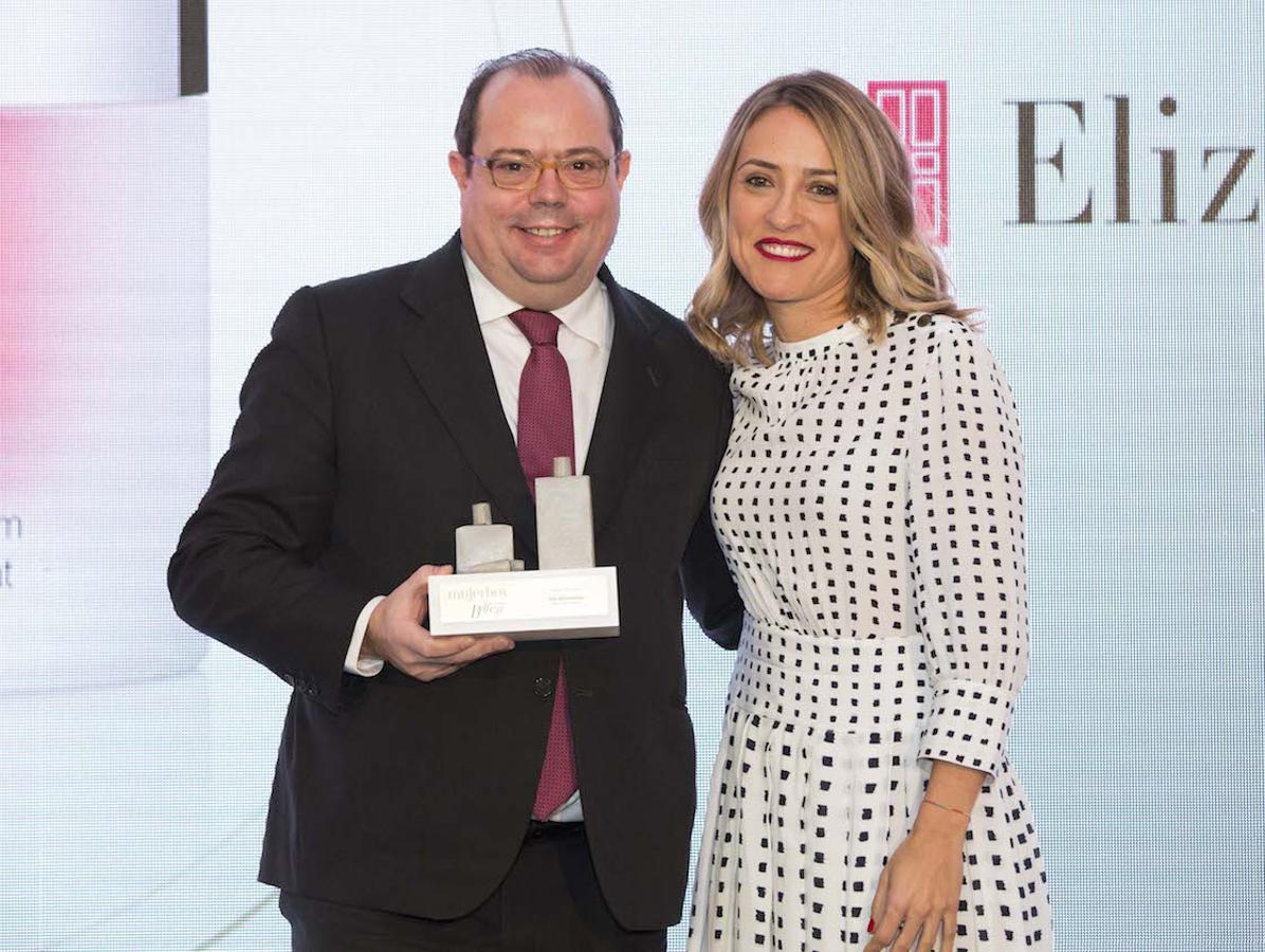 Ganador: Skin Illuminating de Elizabeth Arden. Recogió el premio Joaquín Gordon, Director General de Elizabeth Arden. En la foto, en compalía de Amaia Campos, directora de Publicidad de Mujerhoy.