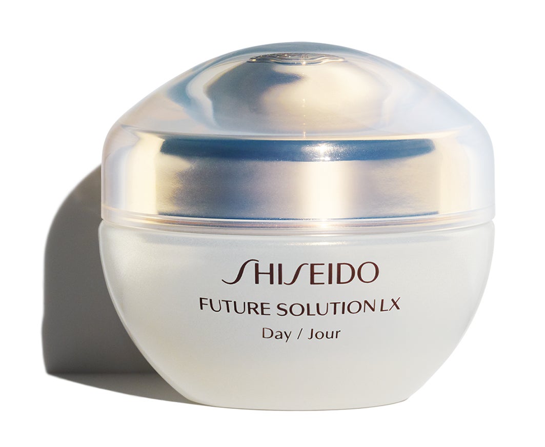 Su complejo Skingene-cellEnmei contiene extracto de una planta sagrada en Japón con poderes curativos.Future Solution LX Total Protective Cream de Shiseido (375 euros).