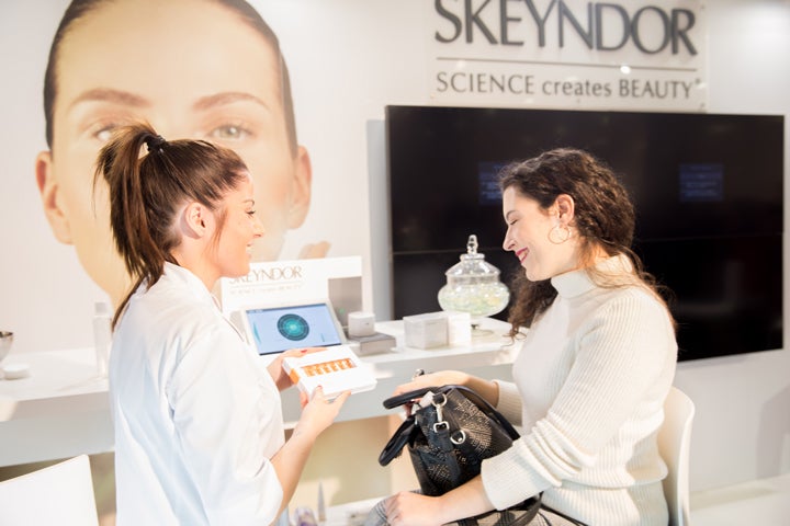 En Skeyndor se toman muy en serio la piel de sus clientes, por eso realizaron un estudio del rostro para recomendar el tratamiento a quiénes visitaron su stand.