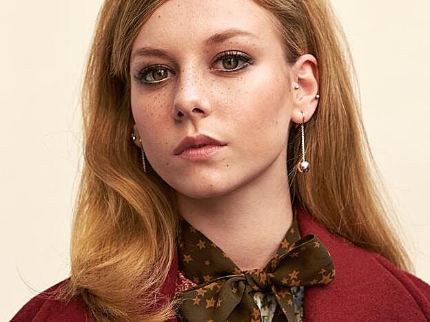 Pendientes de Tiffany,abrigo de Tommy Hilfigery vestido de Dior. En los ojos, máscara de pestañas Hypnôse y eyeliner Artliner. Todo de Lancôme.