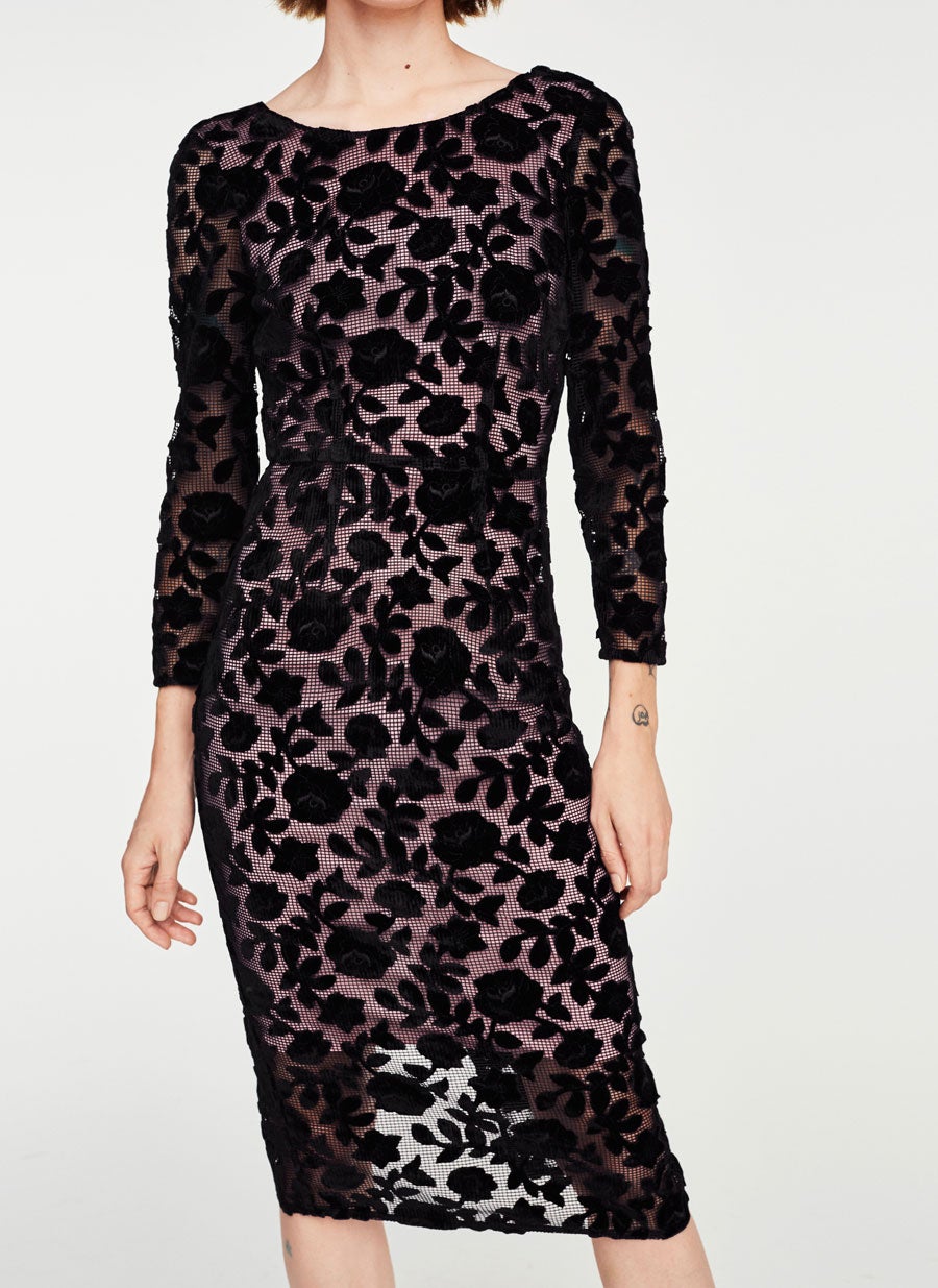 Vestido con estampado de rosas de Uterqüe: 129 euros.