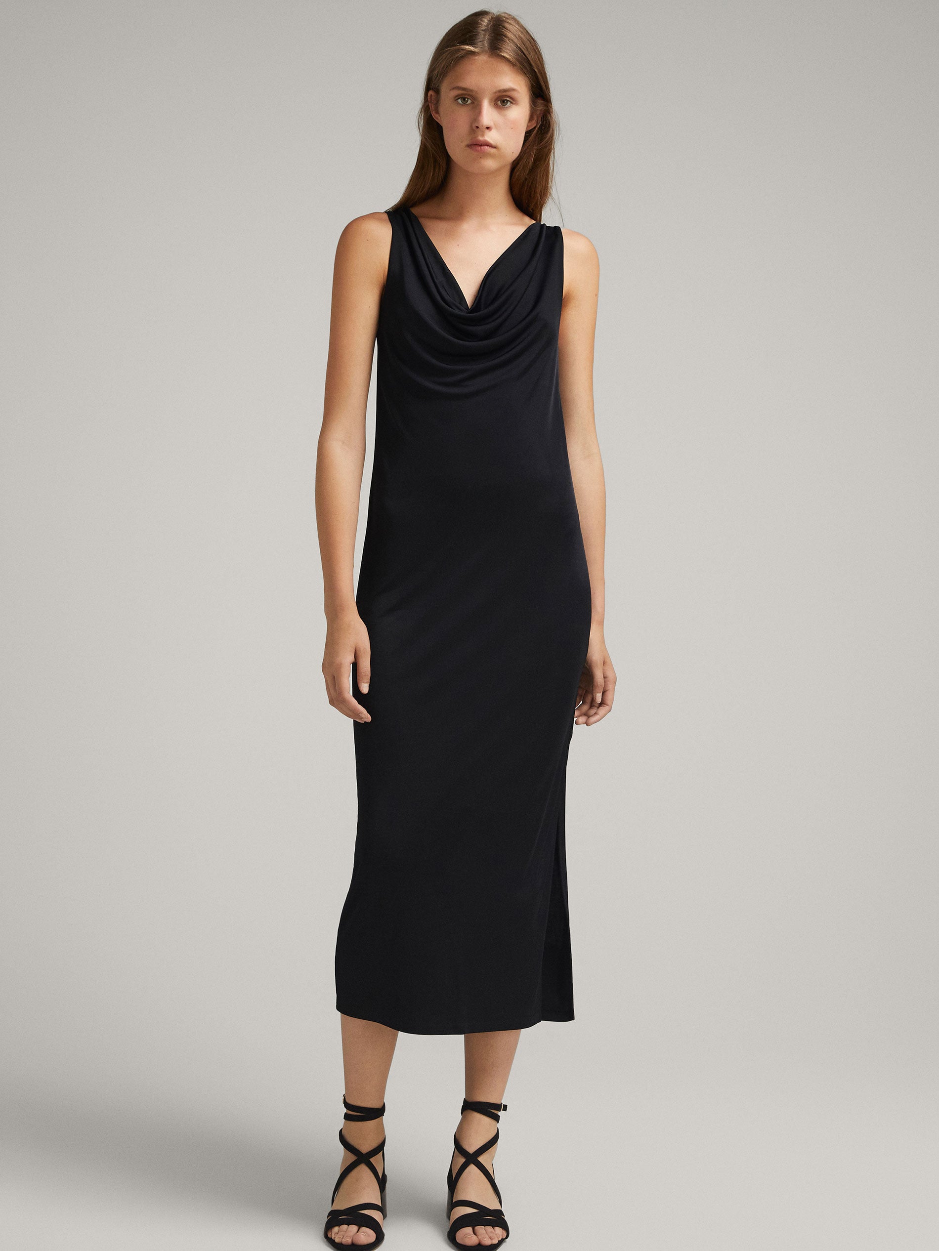 Vestido negro drapeado de Massimo Dutti: 79,95 euros.
