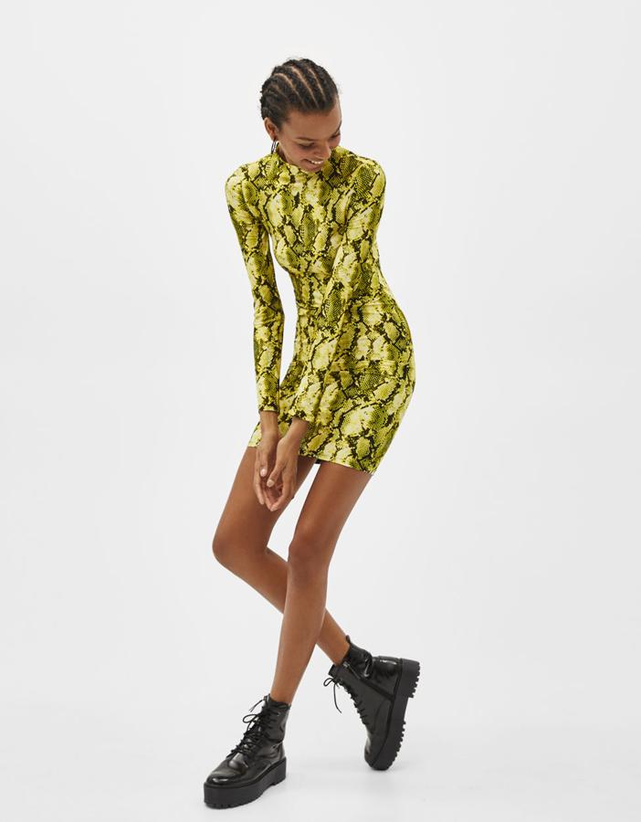 Vestido estampado de serpiente color lima, con cuello alto y manga larga y un "fit" ajustado y elástico (15,99 euros).