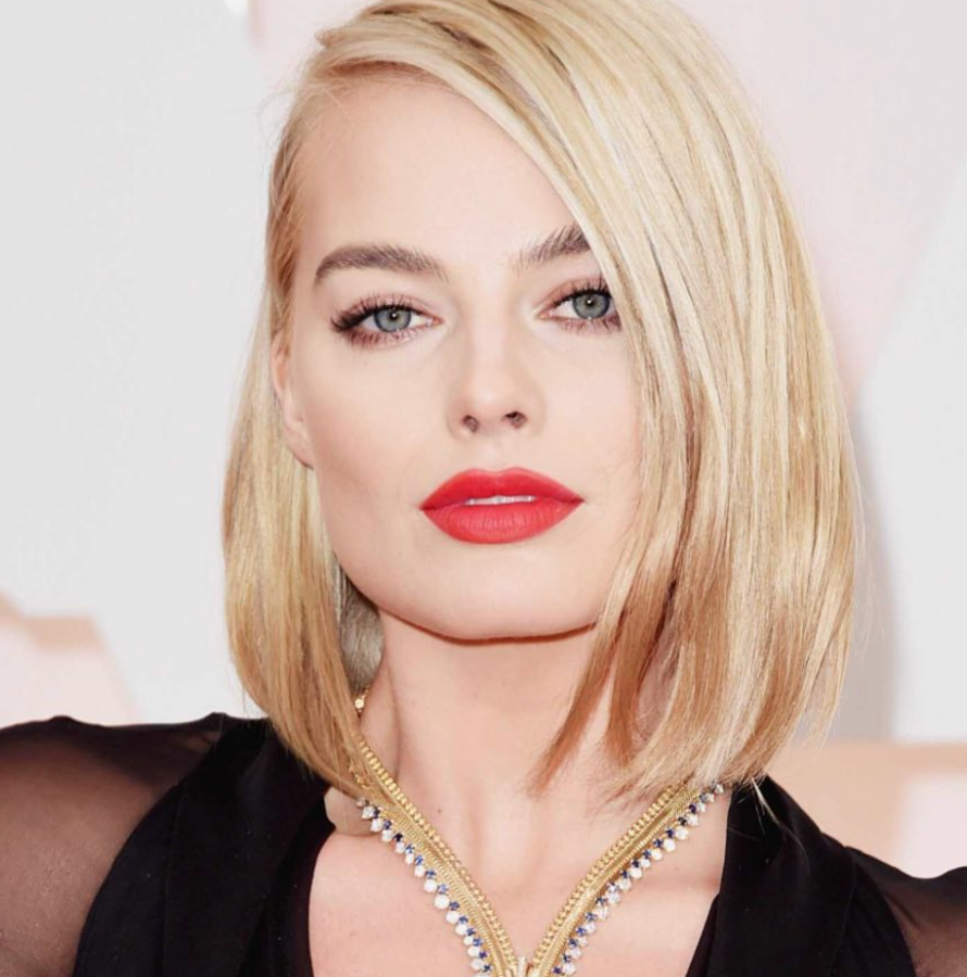 La protagonista de "El lobo de Wall Street" tiene un cabello extremadamente liso y no demasiado abundante, por eso fue una gran idea cortarse una melena que tenía que volumizar con extensiones y planchas sí o sí. Este "bob" largo admite un peinado natural, sin tantas imposturas, y permite no someter al cabello a un estrés innecesario.