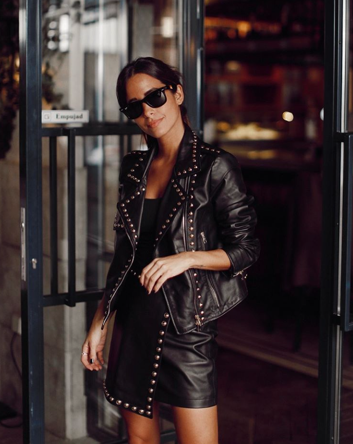 María Fernández Rubies está impresionantemente guapa con este conjunto estilo motero de minifalda (203 euros) y cazadora de piel con tachuelas (404 euros), ambos de Imperial Fashion.
