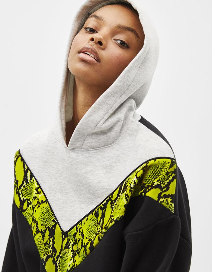 Sudadera holgada y con capucha, con "color block" de serpiente (29,99 euros).