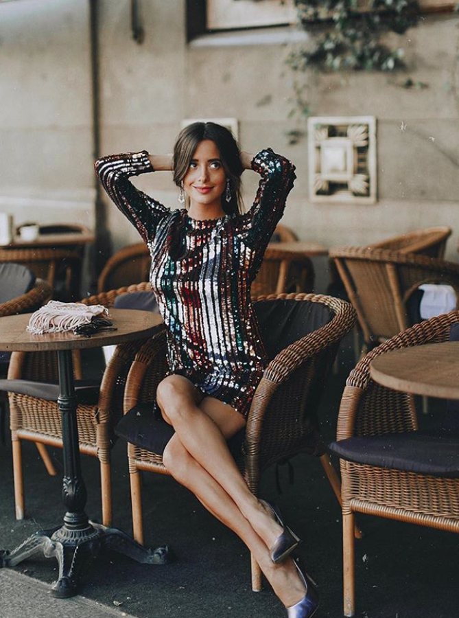 Hace unas semanas, María Fernández Rubies nos sorprendió con este vestido de lentejuelas multicolor que se desmarca de los bloques de color que estamos viendo en las tiendas del "low cost".