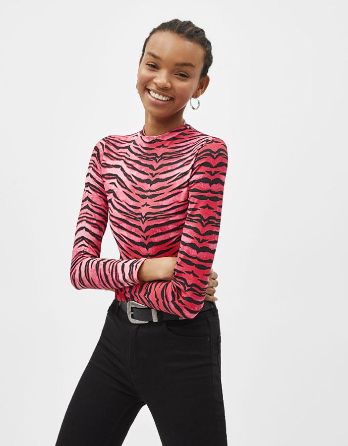 Camiseta con estampado de tigre, cuello redondo y manga larga. El "fit" es ajustado y elástico (12,99 euros).