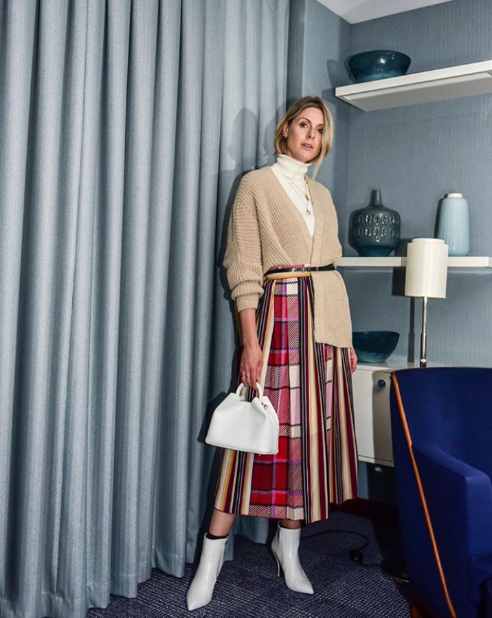 Las faldas midi son las especialidad de Imperial Fashion. Esta es especialmente única: tiene la cintura alta y un estampado doble, tartán y a rayas (110 euros).