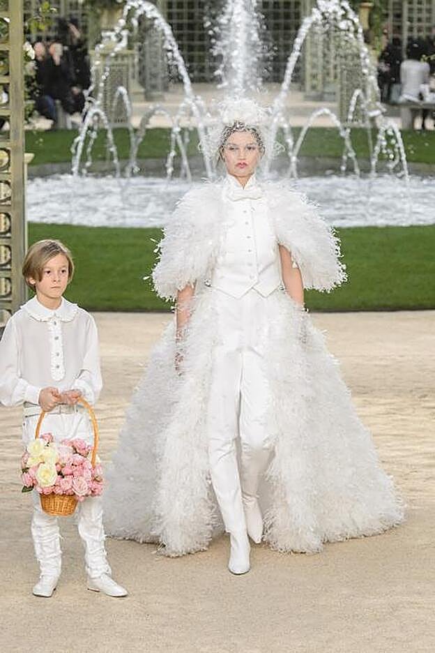 Última salida del desfile de alta costura de Chanel en París.