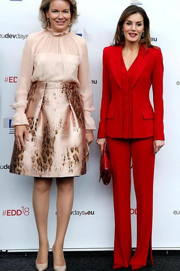 La Reina Letizia, con traje de chaqueta rojo de Roberto Torretta, el pasado mes de junio.