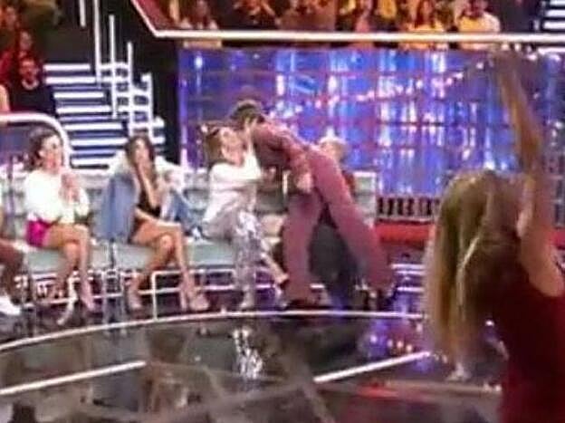 Nagore Robles y Sandra Barneda se besan en pleno directo.