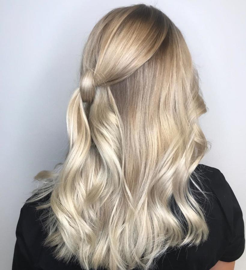 Si estás indecisa entre llevar el pelo suelto o recogerlo ligeramente, esta opción está hecha para ti. Basta con que cojas unos mechones superiores y hagas un nudo entre ellos, dejando el resto del pelo a su aire. Un toque de spray texturixante y un par de horquillas cruzadas harán que no se suelte.