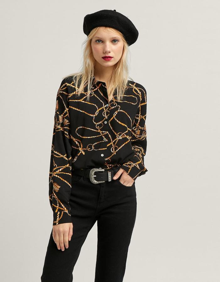 Camisa en color negro con estampado de cadenas, 15,99 euros.