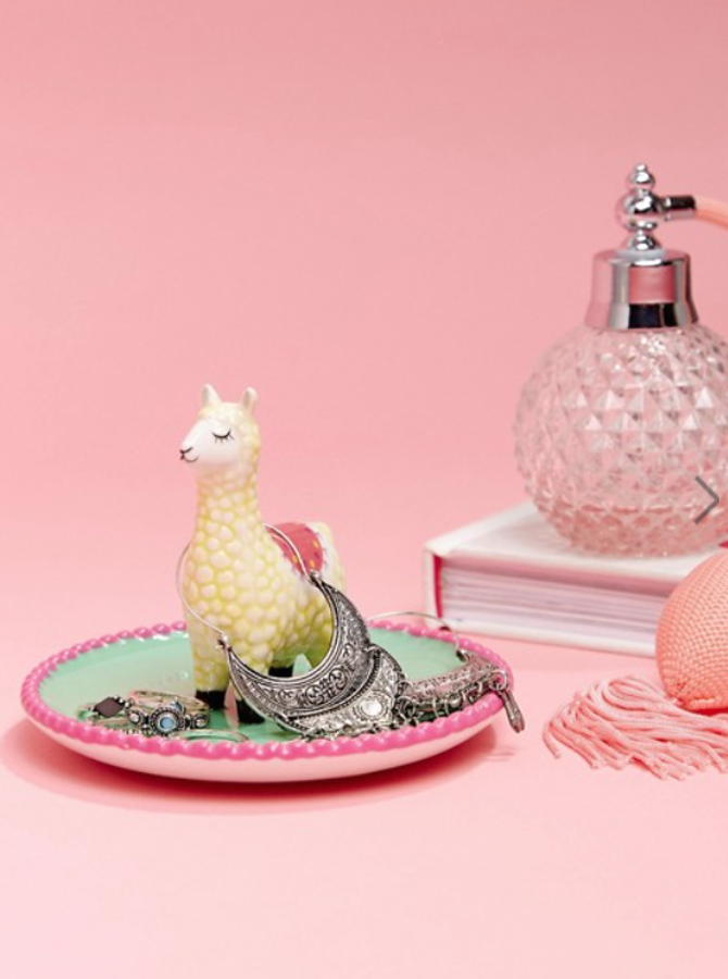 Plato para bisutería con llama y pompón de Sass & Belle (6,99 euros).