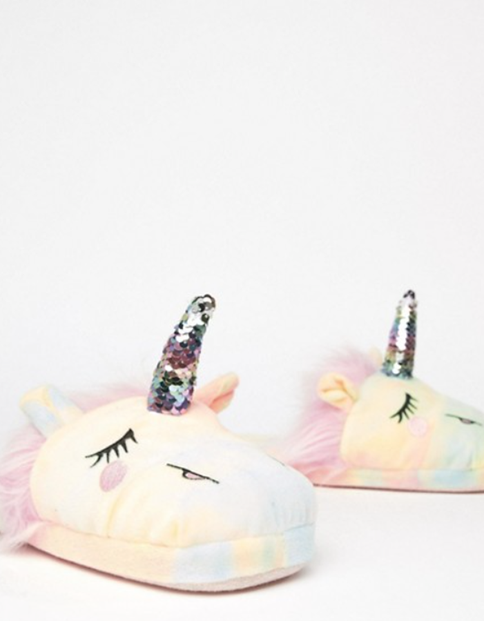 Pantuflas con diseño de unicornio con lentejuelas Nevada Starlight de Asos Design (12,49 euros).