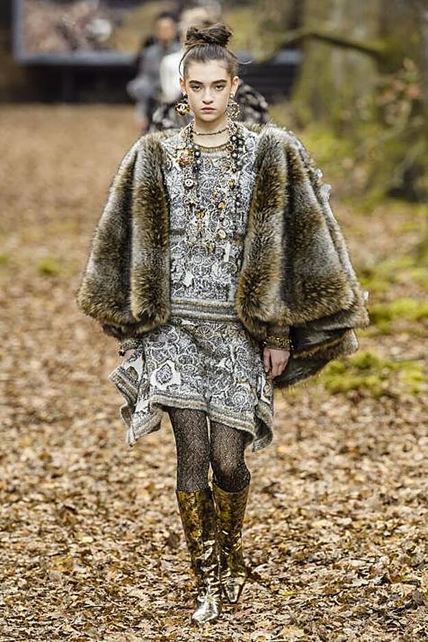 Look del desfile otoño/invierno de Chanel con una capa de piel.