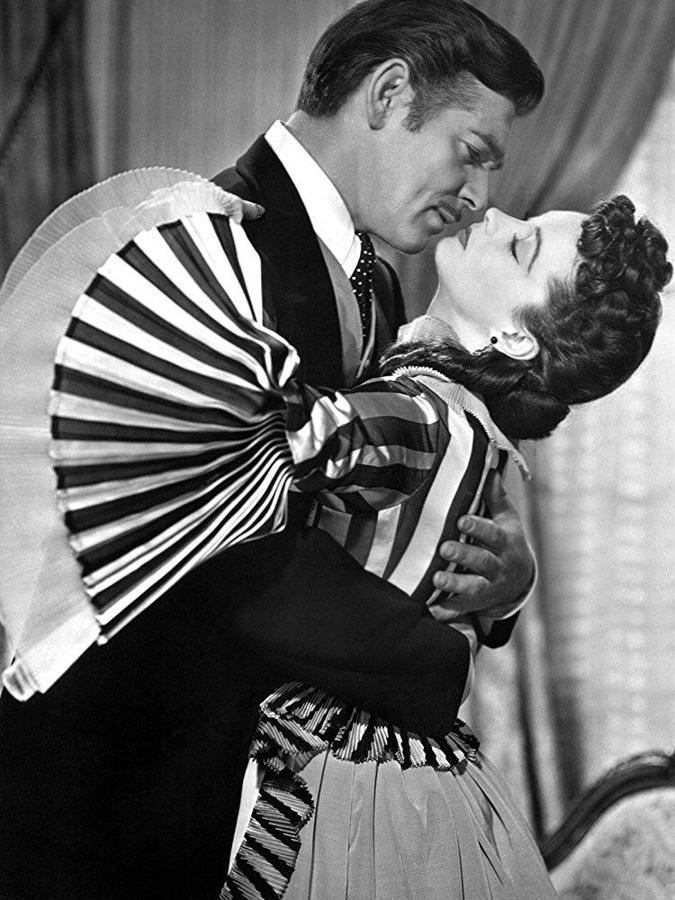 La "señorita" Escarlata se vestía con la ayuda de Mami con maravillos trajes y sombreros. La misma criada le ajustaba el corsé que requerían llevar debajo. Pero si era necesario, Escarlata se hacía los vestidos con las cortinas de casa. Escenas y personaje que ya son todo un hito de la historia del cine. Y que te da muchas ganas de aprovechar algo para hacerte tu propia ropa. Cuidado con las cortinas...