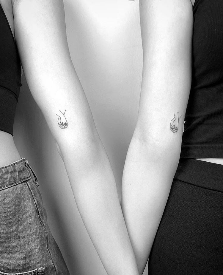 Piensa en esa persona especial con la que te harías este tatuaje mini.