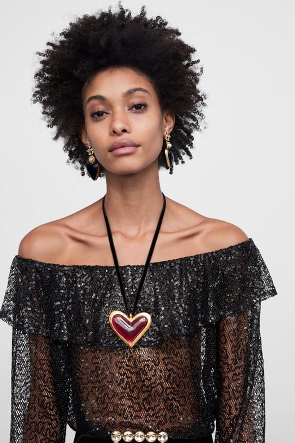 Camiseta de cuello amplio y elástico con volante (Zara, 39,95 euros).