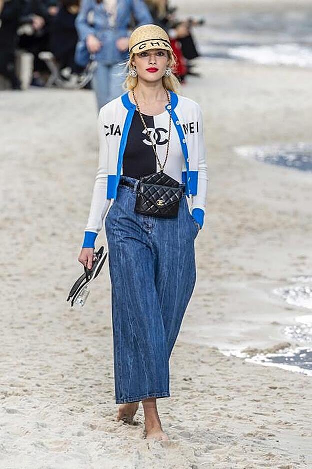 Salida del desfile P/V de Chanel.