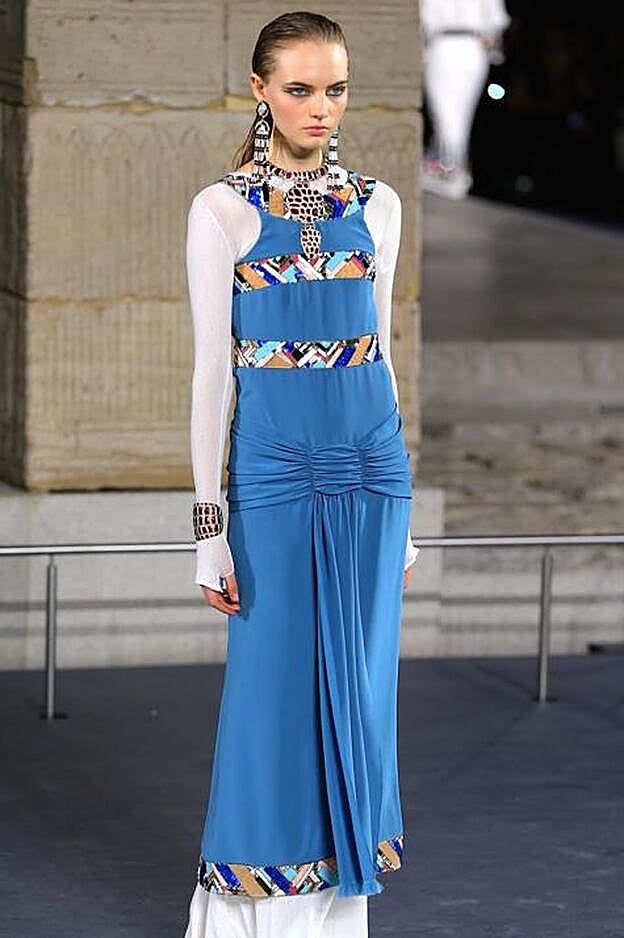 Look del desfile Métiers d’Art de Chanel celebrado anoche en el MET de Nueva York.