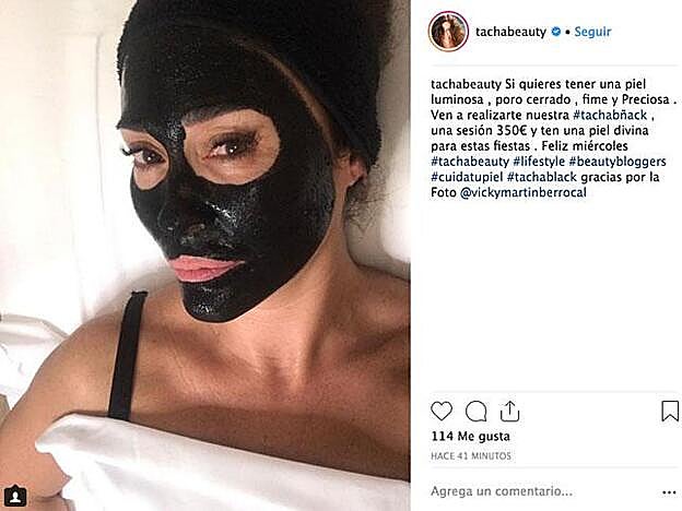 Vicky ha sido la última famosa en posar con la mascarilla negra en la cara.