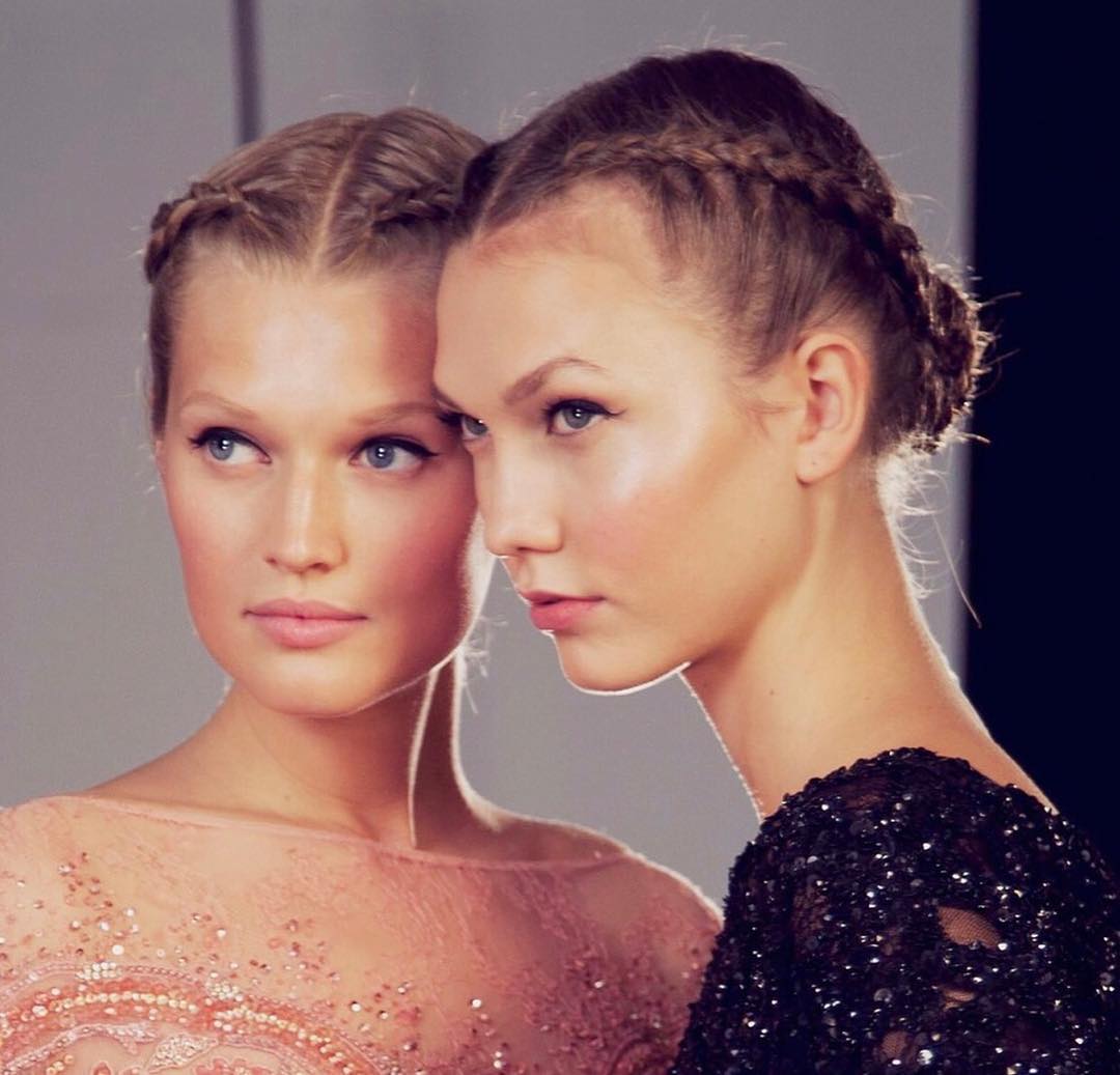 Karlie Kloss es fan de las trenzas de raíz para sus entrenamientos y sí, aquí no estaba entrenando, pero este peinado de pasarela es perfecto para saltar, correr, escalar... Te olvidarás de esos pelitos tan molestos que se van a la cara mientras haces una plancha (por ejemplo). Para conseguirlo solo tienes que hacerte las míticas trenzas de boxeadora y después recogerlas en un moño con pinzas.