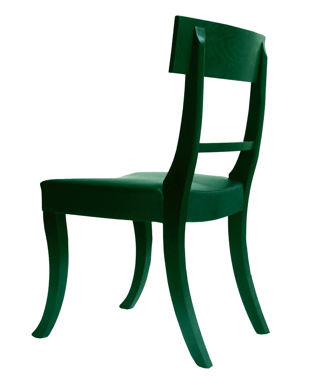 En su taller del barrio de Pimlico, en Londres, el artesano Christopher Howe reproduce modelos tradicionales de sillas pero con acabados más contemporáneos, como laca negra o verde.