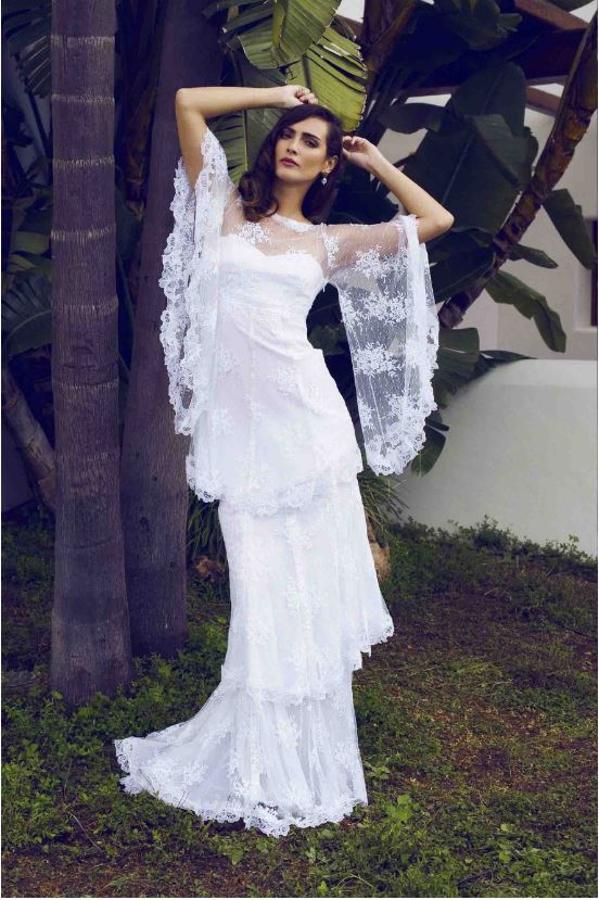 Nos imaginamos a Elena Tablada con un vestido de novia muy bohemio, con volantes, encaje y sutiles transparencias, y con una estética neohippy inspirada en la moda 'ad lib' de Ibiza, como este vestido de novia de Charo Ruiz.
