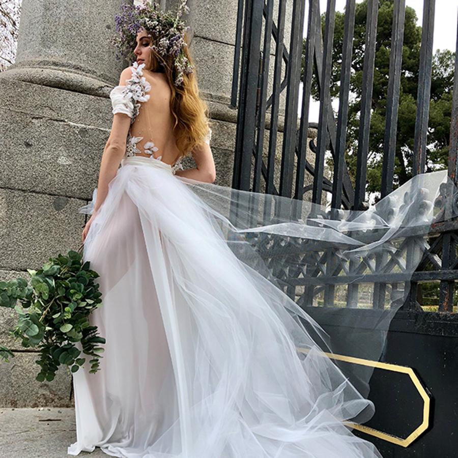 Nos imaginamos a Elena Tablada con un vestido de novia súper sexy, etéreo, con capas y capas de tul, transparencias y un imponente escote, pero también romántico y muy femenino, como este diseño de Fernando Claro.