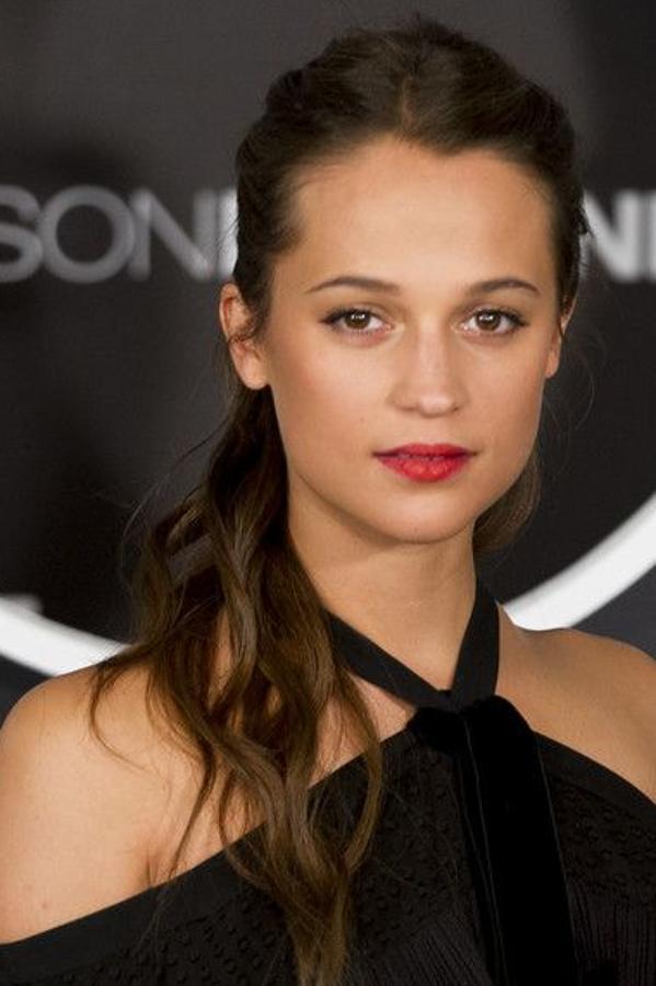 Bajo la apariencia de una supuesta naturalidad, vemos la mano experta de una estilista que acierta con varios trucos que disimulan la falta de espesor de la melena de la actriz: optar por una cola baja y una raya al medio que permite simular volumen.