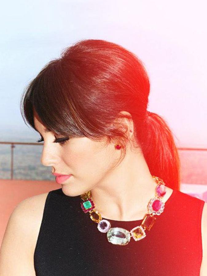 Una opción sofisticada cuando queremos hacernos una cola baja es buscar un volumen en la zona superior de la cabeza, al estilo de los años 60. Eso sí: peinar un cardado requiere delicadeza y sentido del equilibio a la hora de trabajar el volumen.