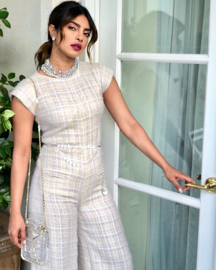 Si tus facciones son redondeadas o cuadradas, puedes dejar que se escapen de la cola de caballo dos mechones de pelo, que además puedes ondular con las planchas. Estilizarán ópticamente tus facciones y sofisticarán tu "look".