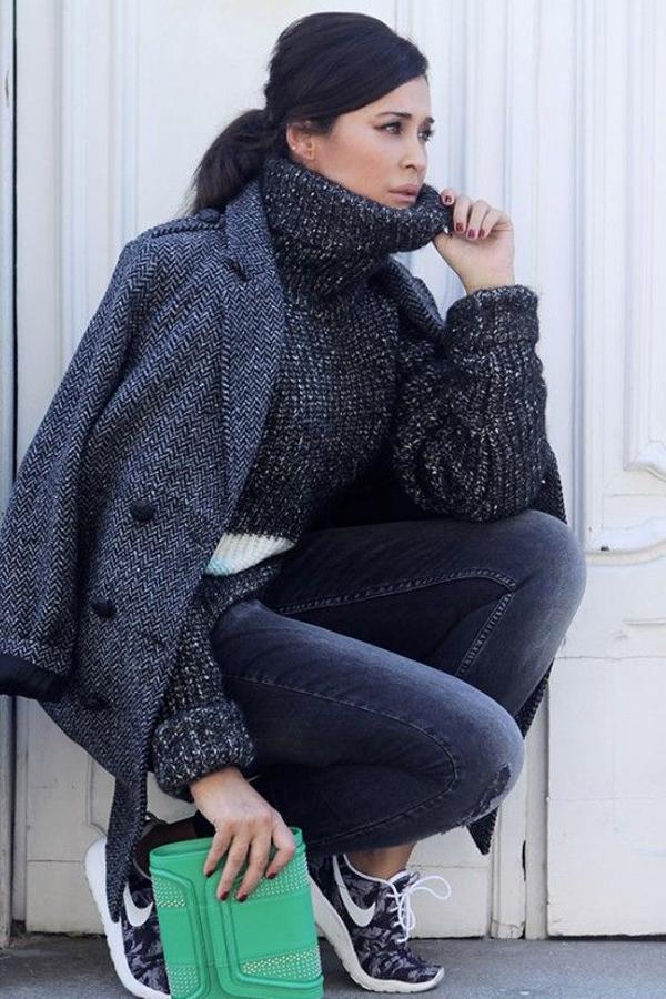 Una opción mucho más peinada que favorece muchísimo a prácticamente todas las facciones: raya a un lado y un ligero cardado en la zona de la coronilla para buscar volumen.