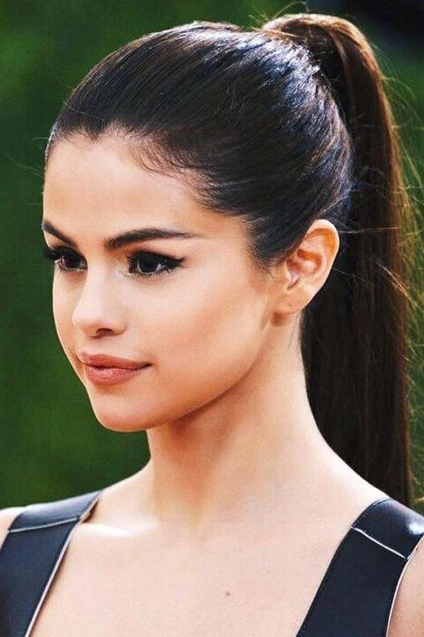 Fantástico recogido tirante y alto que Selena se puede permitir porque realza sus facciones aniñadas. Cuidado con las rasgos más marcados: una cola tan tirante puede subrayarlos excesivamente.