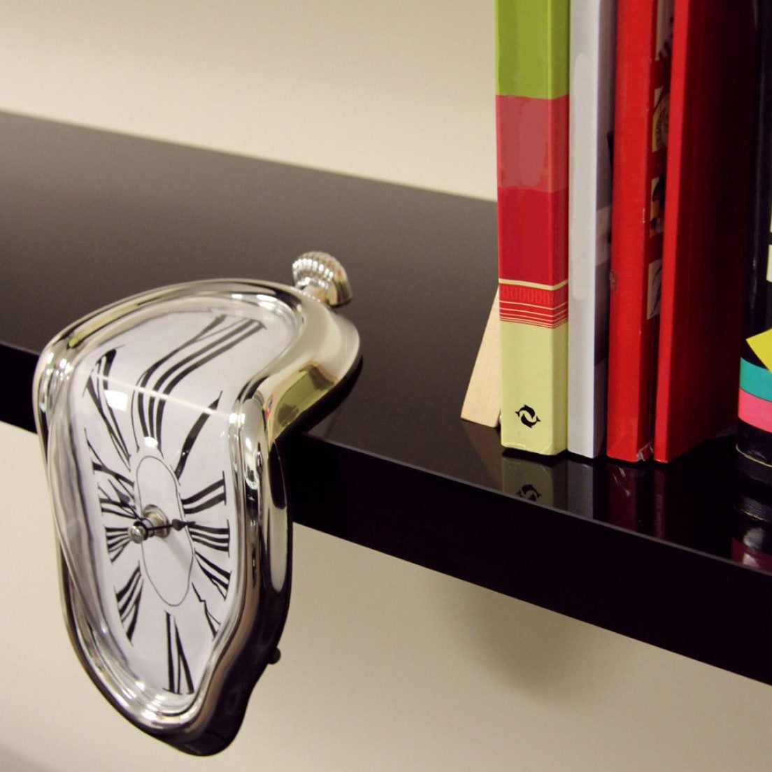 Un detalle surrealista para el hogar como este reloj derretido de Regalos.com: 14,90 euros.