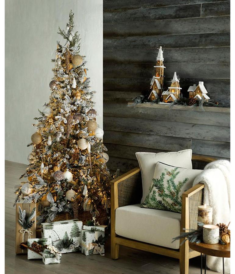 Pero no todo iba a ser rojo: las propuestas más sofisticadas de El Corte Inglés apuestan por detalles que tienen el dorado como protagonista para aportar luz y brillo a una decoración 'rustic chic'.