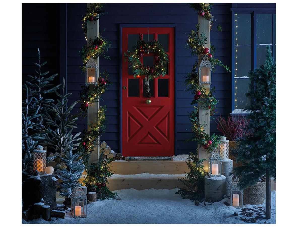 ¿Y qué nos dices de estos adornos y luces de exterior que parecen sacados de una película de esas de ver con mantita y un chocolate caliente durante las Navidades?