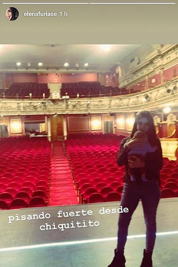 Elena Furiase con su hijo en brazos en la primera vez del niño sobre las tablas de un teatro.