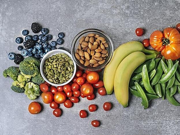 Lo aconsejable es comer unas dos o tres piezas de fruta al día y unas dos raciones de verdura.