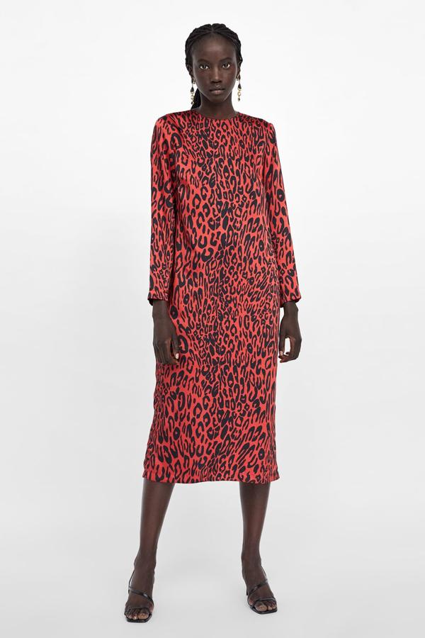 Vestido con estampado 'animal print' en color rojo y abertura en la espalda, 39,95 euros.