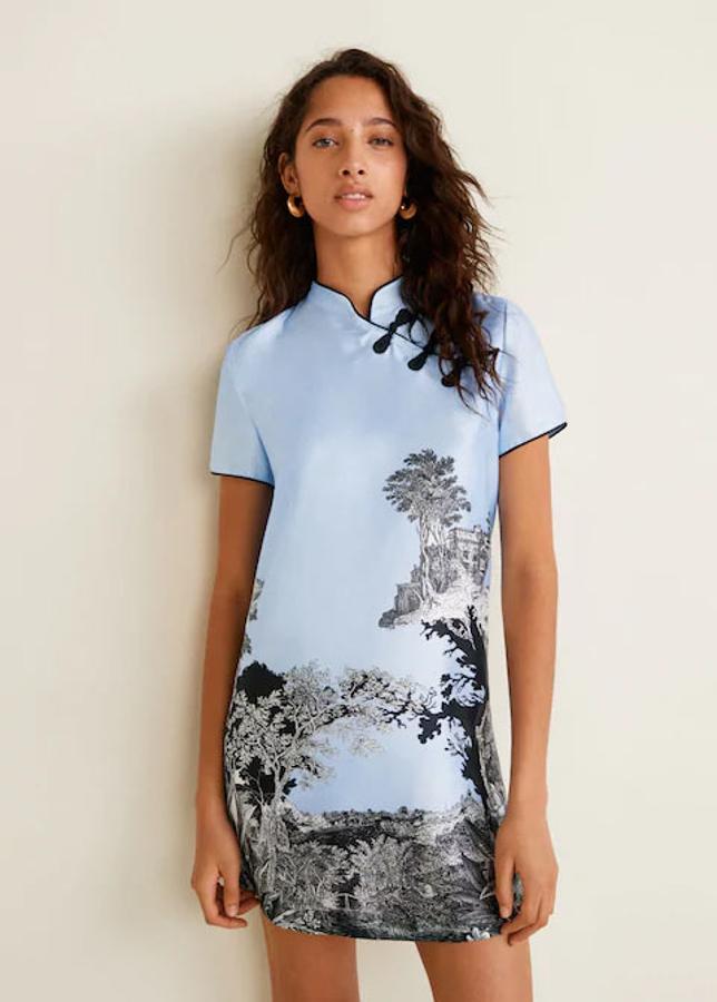 Vestido estampado en tonos azules, 49,99 euros.